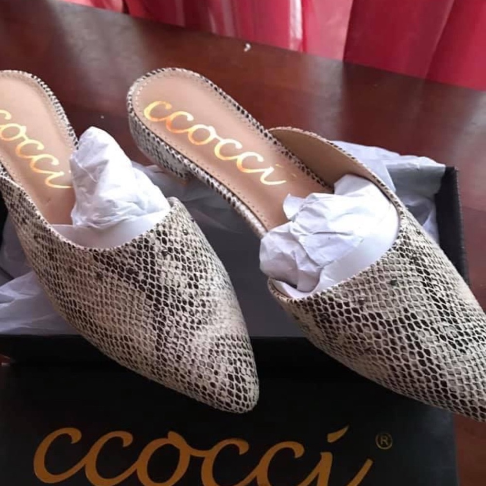 CCOCCI Women's Textured Snakeskin Mules